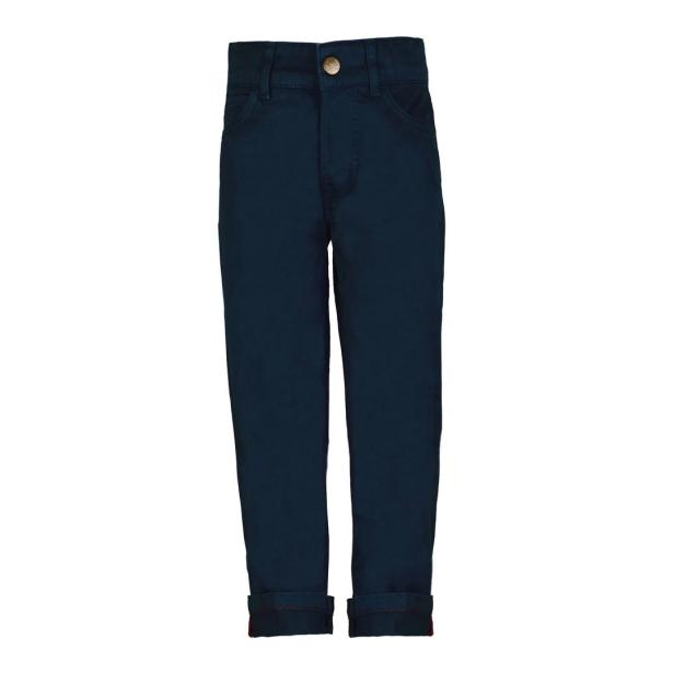 Eine dunkelblaue Hose mit hochgekrempelten roten Säumen.