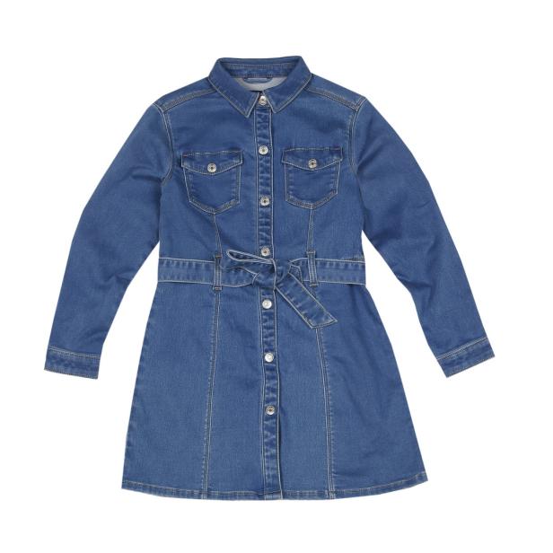 Ein blaues Jeanskleid mit langen Ärmeln und einem Gürtel ist auf einem weißen Hintergrund zu sehen.