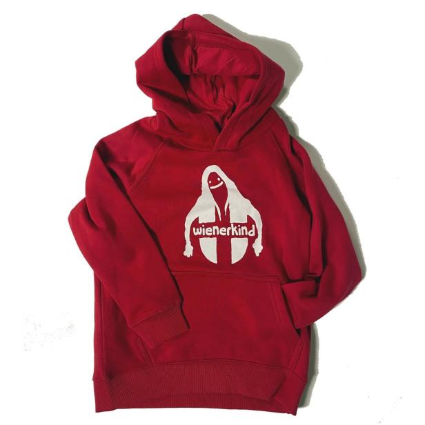 Ein roter Kapuzenpullover mit dem weißen Aufdruck „Wienerkind“.