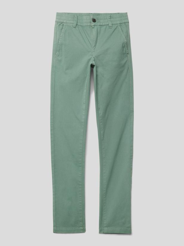 Eine hellgrüne Hose mit Gummibund und geradem Bein.