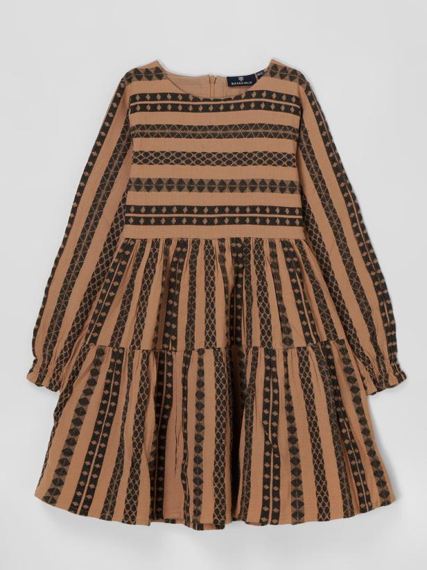 Ein braunes, gestuftes Kleid mit langen Ärmeln und einem schwarzen Muster.