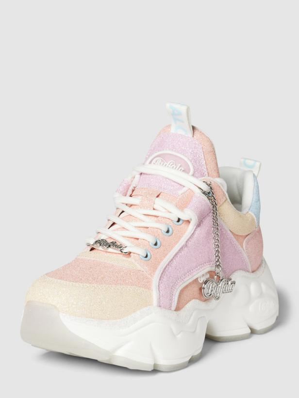Ein pastellfarbener Buffalo Plateau-Sneaker mit Glitzer und weißer Sohle.