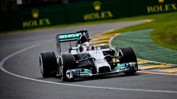 Ein Formel-1-Rennwagen fährt auf einer Rennstrecke.