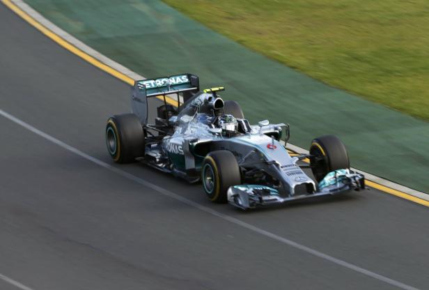 Ein Formel-1-Rennwagen auf einer Rennstrecke.
