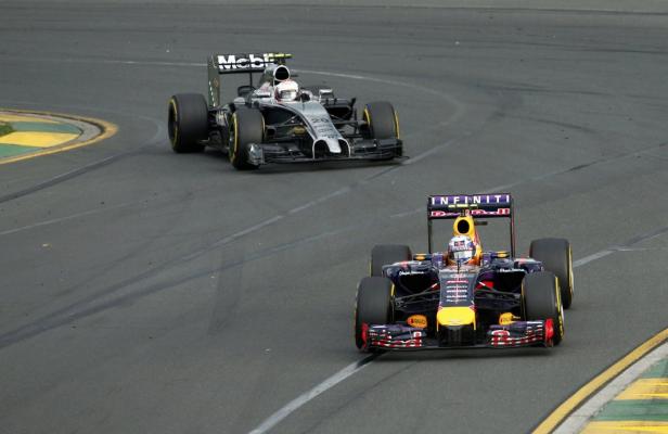 Zwei Formel-1-Autos fahren auf einer Rennstrecke.