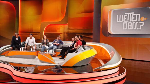 Gäste sitzen auf der Couch in der Fernsehsendung „Wetten, dass..?“.