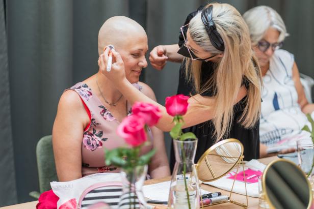 Wie ein Verein krebskranken Frauen mit Make-up hilft