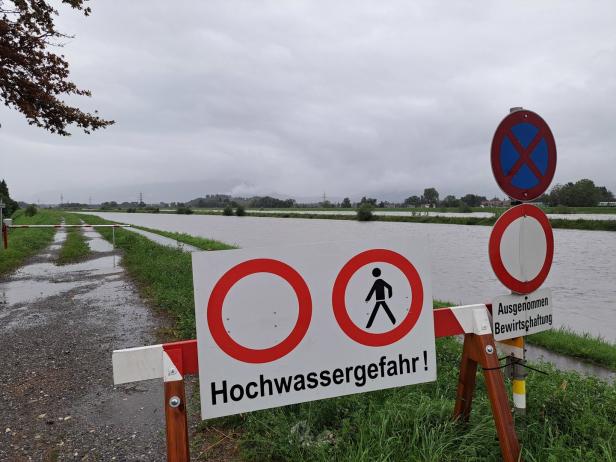 Blick auf den Rhein und Warnschilder mit der Aufschrift "Hochwassergefahr" aufgenommen am Montag, 28. August, zwischen Lustenau und Höchst.