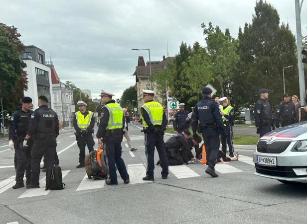 Chaos in St. Pölten: "Letzte Generation" mit Botschaft an Mikl-Leitner