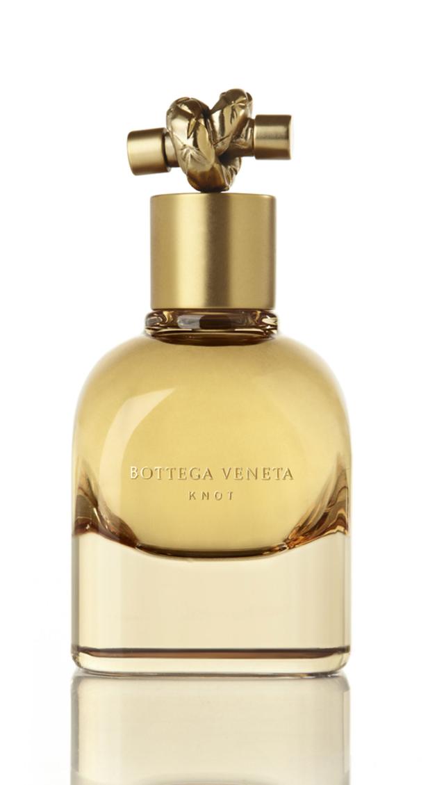 Eine Flasche „Bottega Veneta Knot“ Parfüm mit einem goldenen Verschluss in Knotenform.