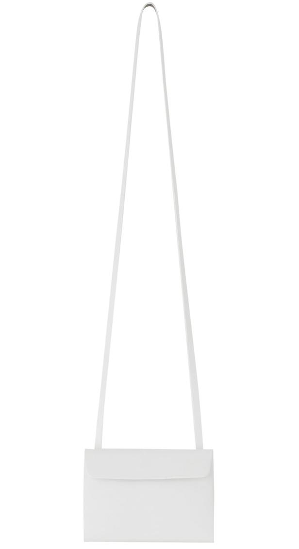 Eine kleine, weiße Handtasche mit einem langen, dünnen Riemen.