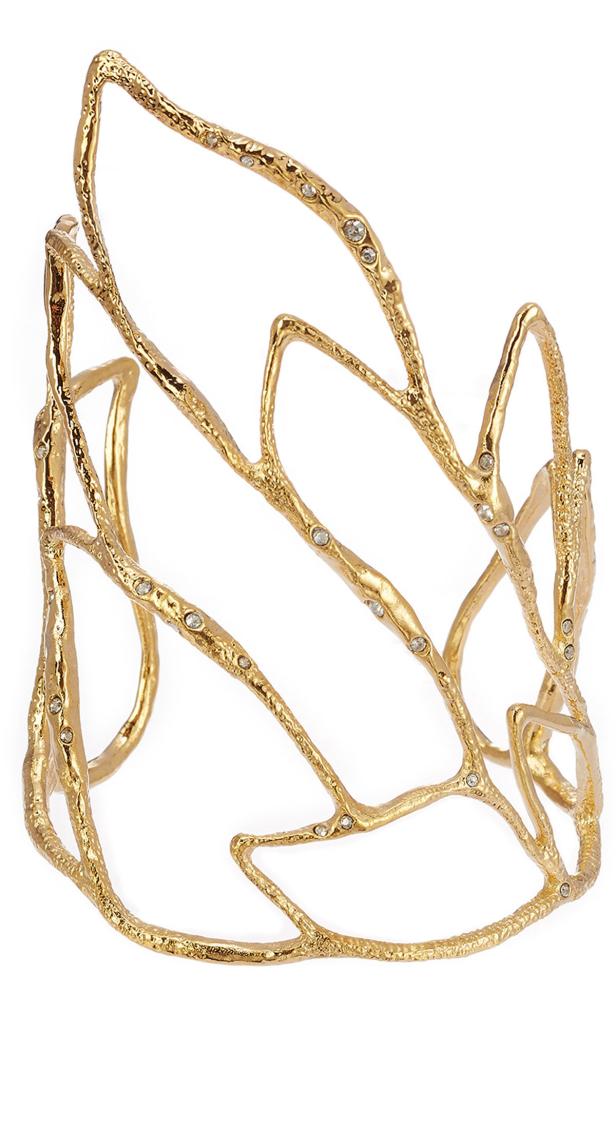 Ein goldener Armreif mit einem organischen, verzweigten Design und kleinen Kristallen.