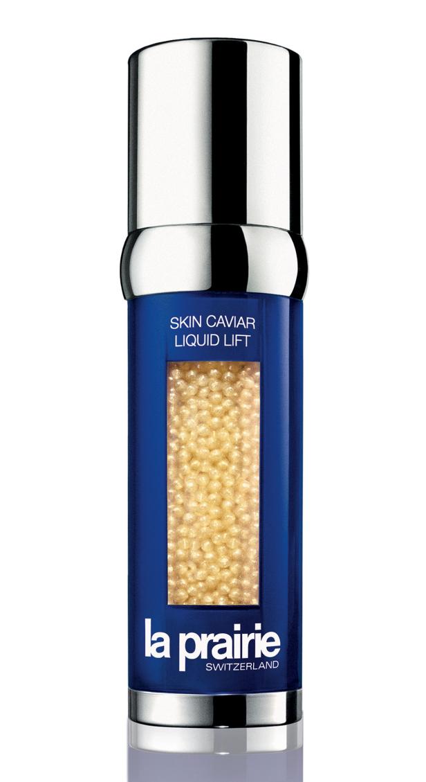 Eine Flasche „Skin Caviar Liquid Lift“ von La Prairie mit Kaviar-Perlen.