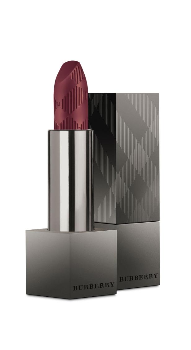 Ein burgunderfarbener Burberry-Lippenstift mit passender Verpackung.