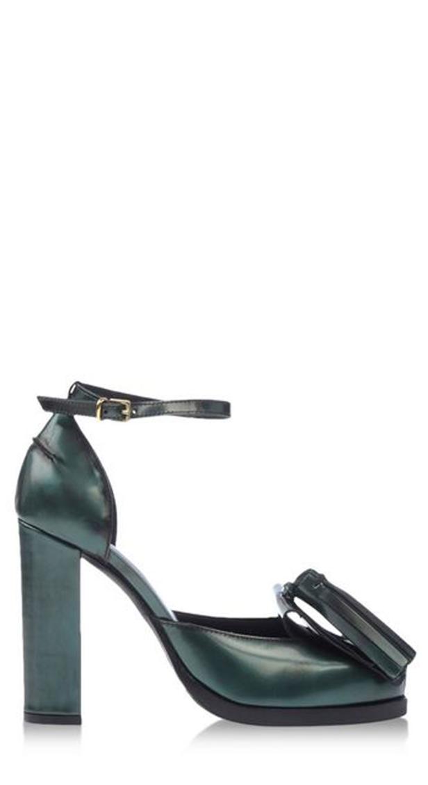 Ein grüner Damenschuh mit hohem Absatz und einem Riemen um den Knöchel.