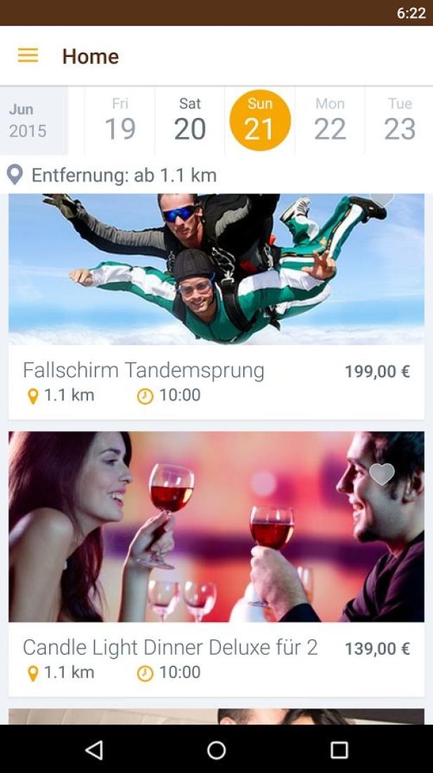 Jochen Schweizer App Image - Google Play Ein Mann macht einen Tandem-Fallschirmsprung mit einem Ausbilder.