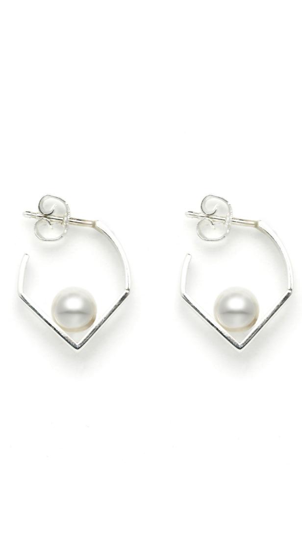Zwei silberne Ohrringe mit je einer Perle in einer geometrischen Fassung.