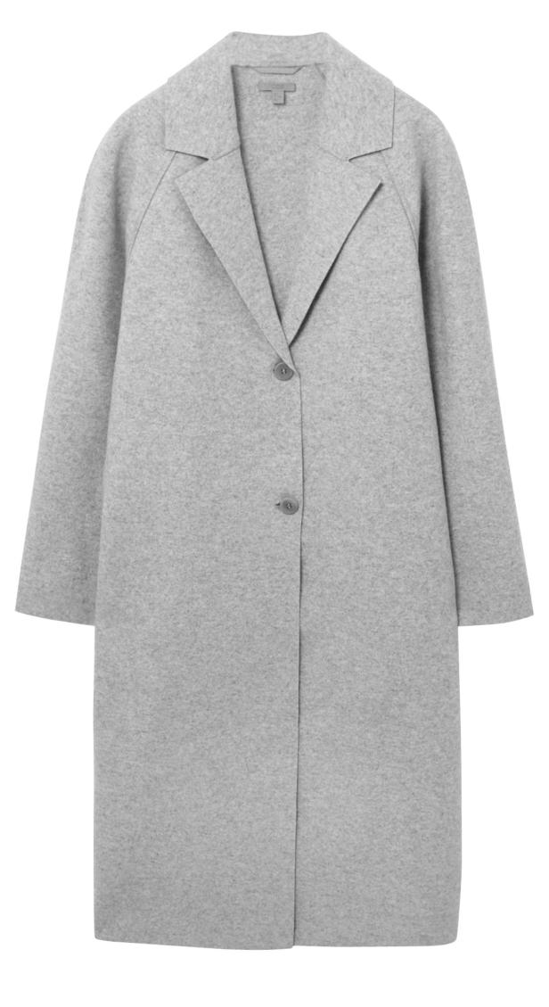 Ein grauer Wollmantel mit zwei Knöpfen vor einem weißen Hintergrund.