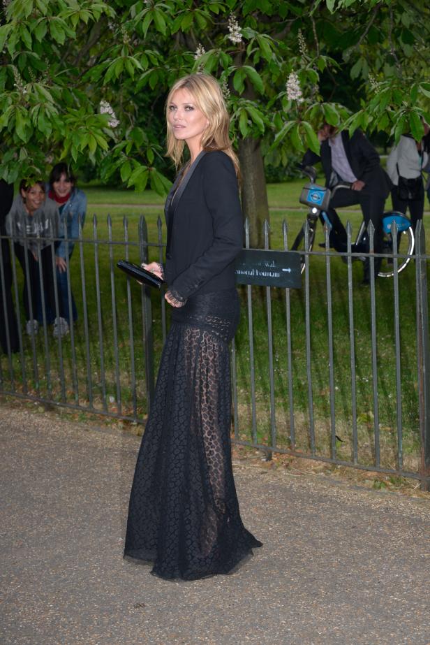 Kate Moss in einem schwarzen Kleid bei einer Veranstaltung im Freien.