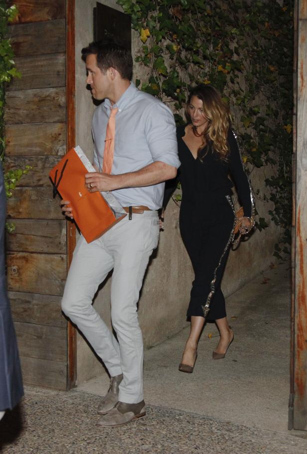 Ryan Reynolds und Blake Lively verlassen ein Restaurant.