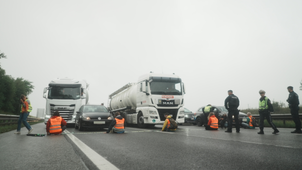 Klimaaktivisten klebten auf Westautobahn bei St. Pölten: 17 Anzeigen
