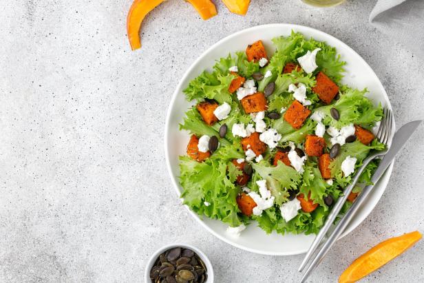 Kürbissalat mit grünem Salat, herbstgesunder Salat mit gebratenem gebackenem Kürbis und Fetakäse.