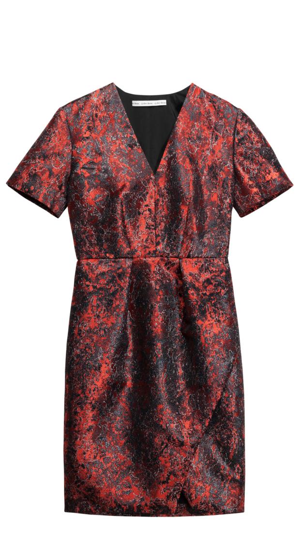 Ein rot-schwarzes Kleid mit V-Ausschnitt und kurzem Arm auf weißem Hintergrund.