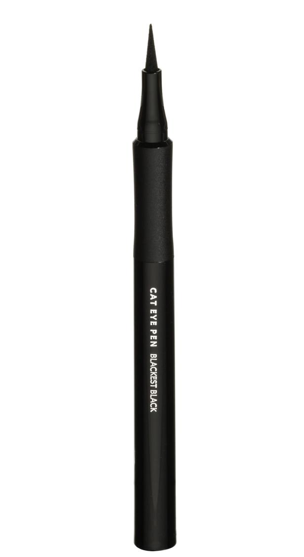 Ein schwarzer Eyeliner-Stift mit feiner Spitze vor einem weißen Hintergrund.