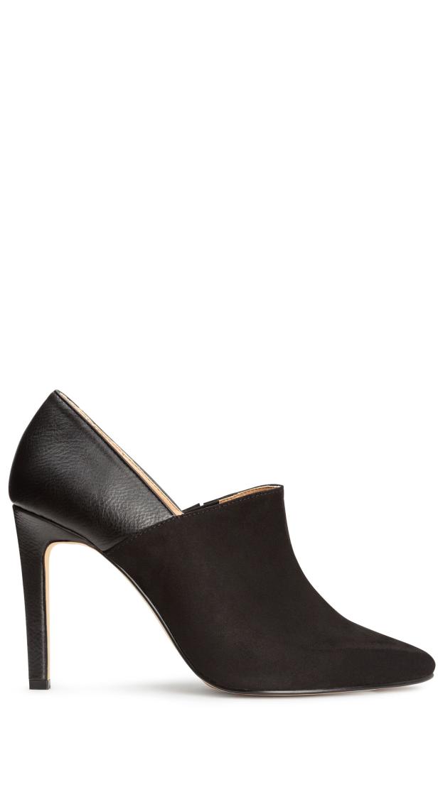 Ein schwarzer, hochhackiger Damenschuh aus Leder und Wildleder.