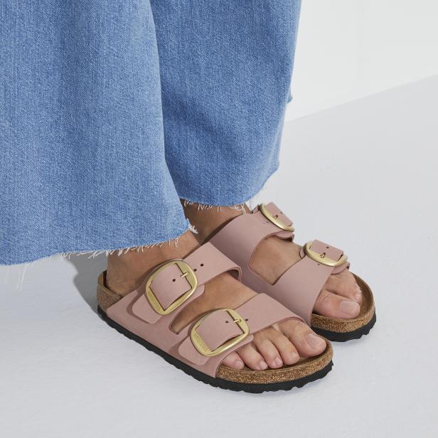 Nahaufnahme von rosafarbenen Birkenstock Arizona Big Buckle Sandalen.