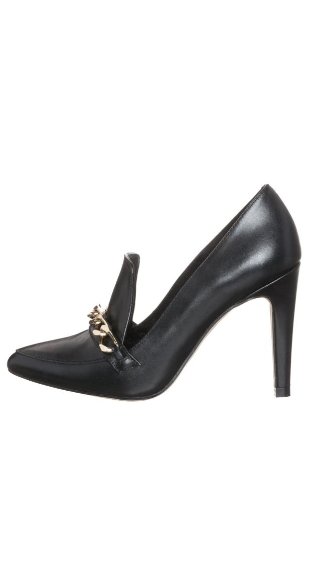 Ein schwarzer Lederpumps mit goldenen Kettendetails.