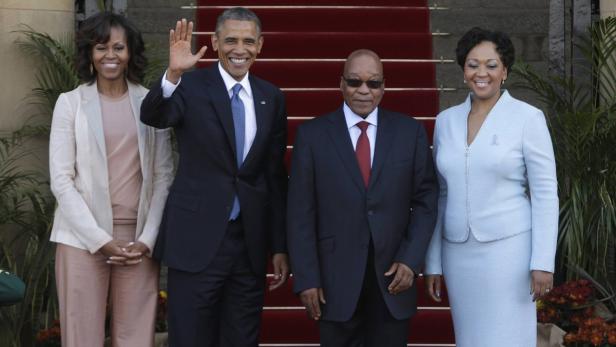 Barack Obama, Michelle Obama, Jacob Zuma und eine weitere Frau posieren für ein Foto.