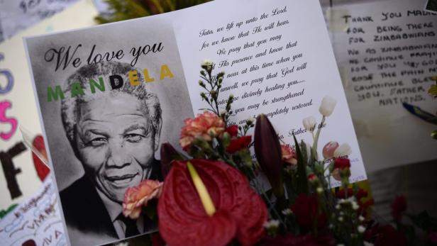 Blumen und Kondolenzschreiben für Nelson Mandela.