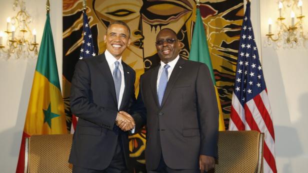Barack Obama schüttelt dem senegalesischen Präsidenten Macky Sall die Hand.