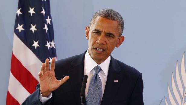 Barack Obama spricht vor einer US-amerikanischen Flagge.