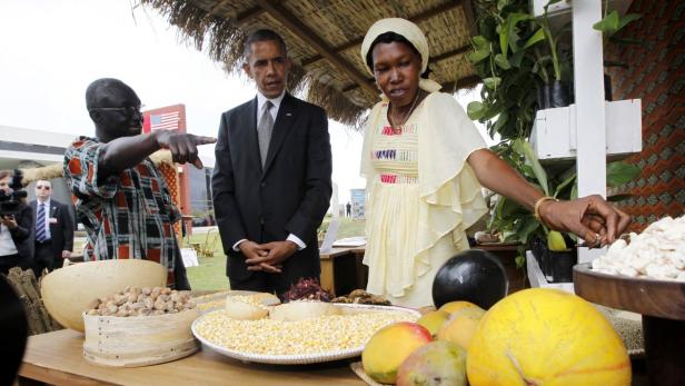 Barack Obama besucht einen Marktstand mit lokalen Produkten in Afrika.