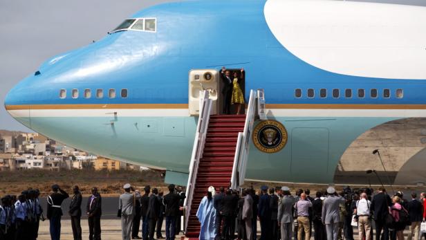 Barack und Michelle Obama verlassen die Air Force One.