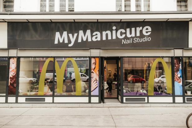 Ein „MyManicure“ Nagelstudio mit goldenen Bögen im Schaufenster.