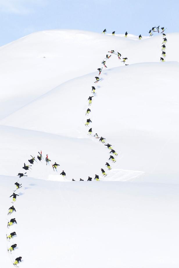Eine Fotoserie zeigt einen Skifahrer, der einen Trick auf einer schneebedeckten Piste ausführt.