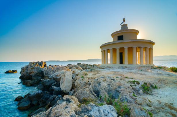Der Leuchtturm von Agioi Theodoroi steht auf einer felsigen Landzunge.