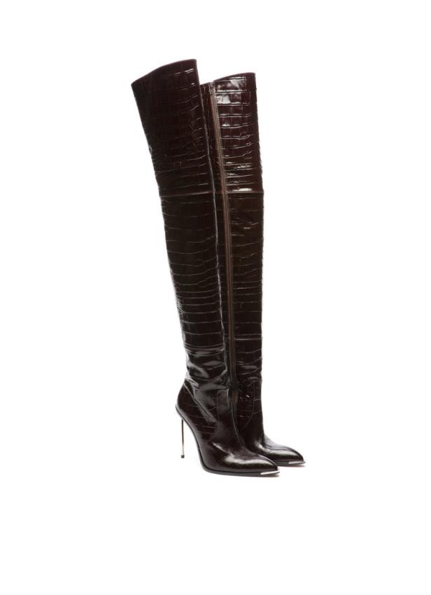 Ein Paar braune Overknee-Stiefel mit Krokodilmuster und Stilettoabsatz.