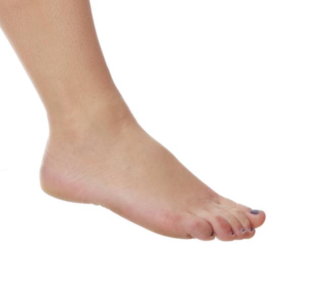 Ein Fuß mit lackierten Zehennägeln vor einem weißen Hintergrund.