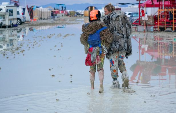 Kult-Festival „Burning Man" versinkt im Schlamm