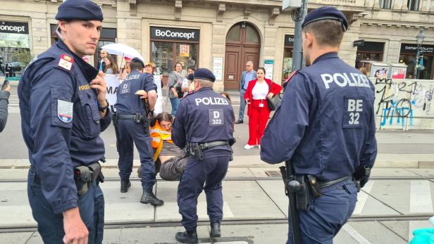 Klima-Aktivisten protestieren am Wiener Schwarzenbergplatz