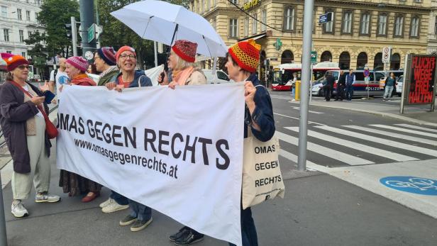 Klima-Aktivisten protestieren am Wiener Schwarzenbergplatz