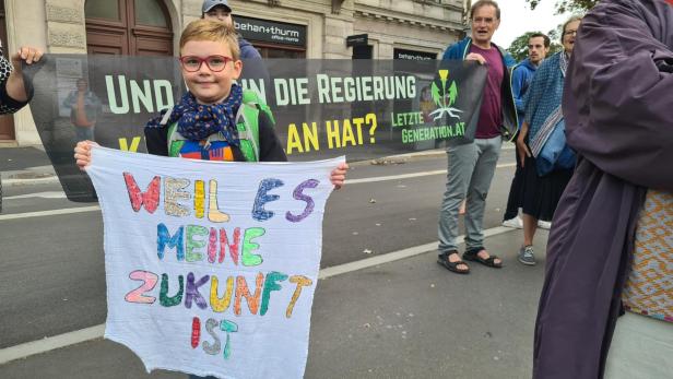 Klima-Aktivisten protestieren am Wiener Schwarzenbergplatz