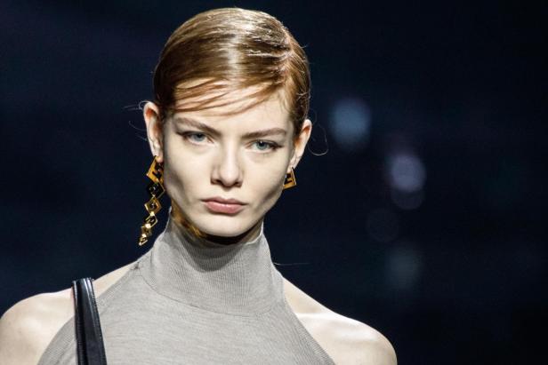 Model auf dem Catwalk für Fendi.