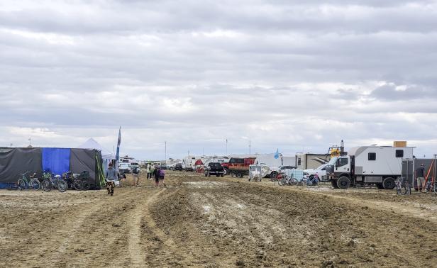 Zehntausende stecken bei Burning-Man-Festival im Schlamm fest
