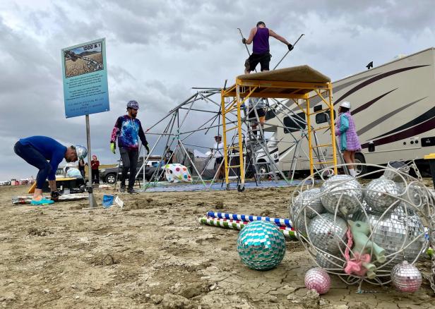 Zehntausende stecken bei Burning-Man-Festival im Schlamm fest