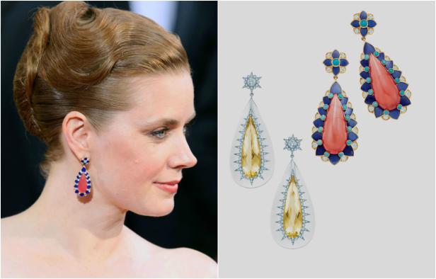 Amy Adams trägt tropfenförmige Ohrringe mit Koralle und blauem Emaille.